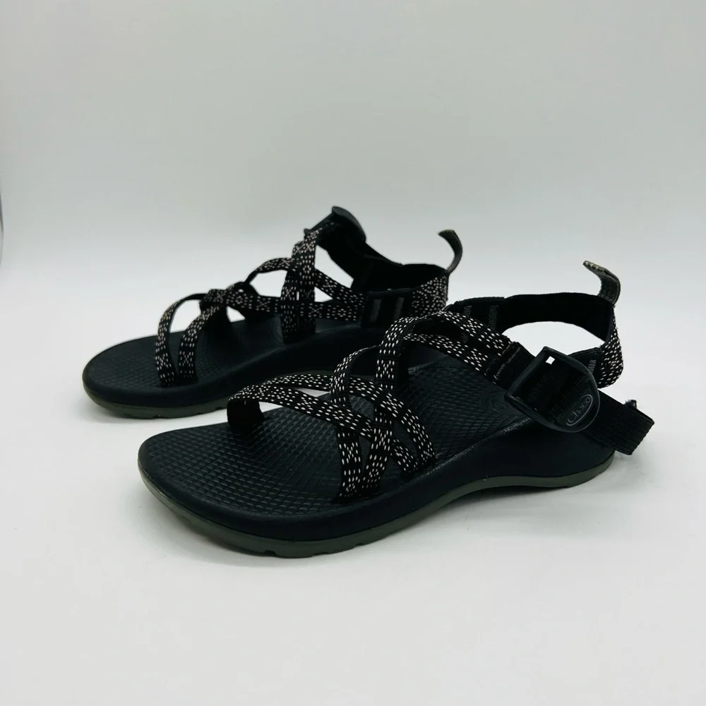 CHACO GIRLS BLACK AND WHITE STRAPPY SANDALS SIZE 1